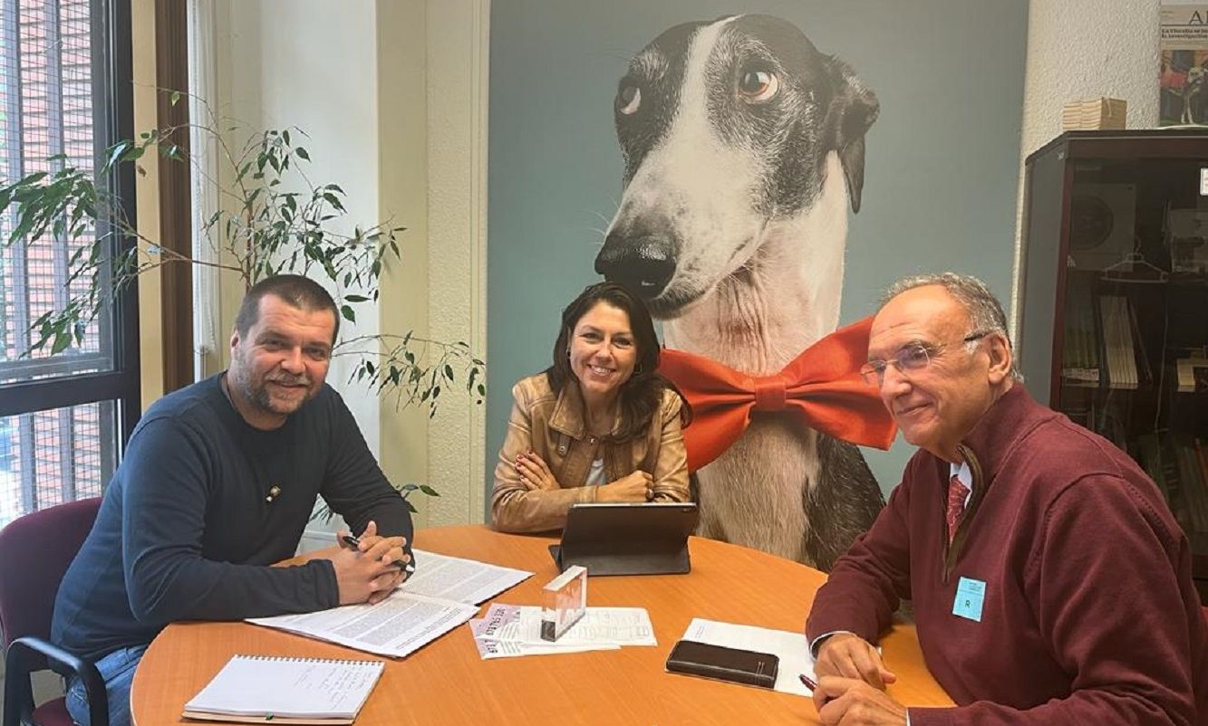 Los senadores del PSOE, Paloma Hernández  y Manuel Fajardo, reunidos con Sergio García Torres