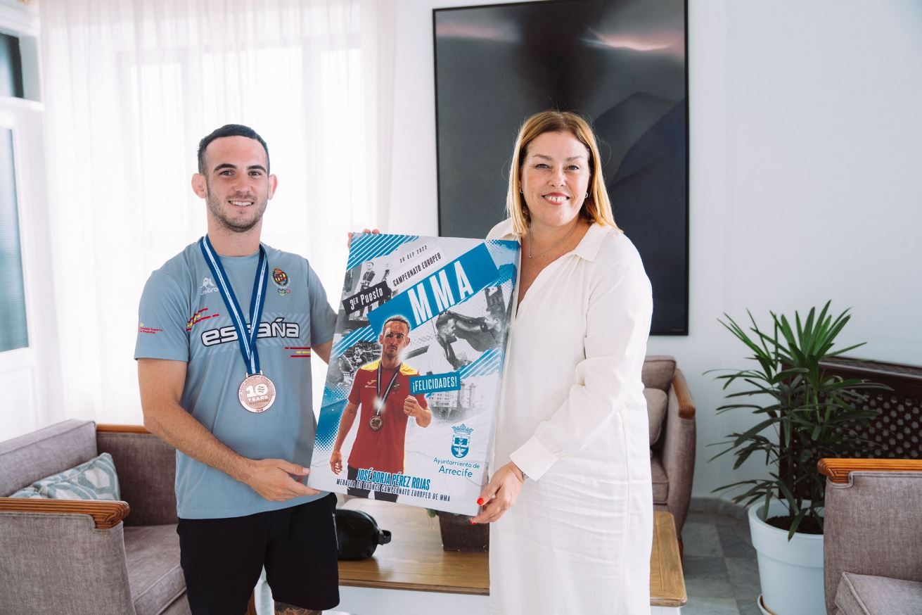 Astrid Pérez, alcaldesa de Arrecife, junto a Borja Pérez