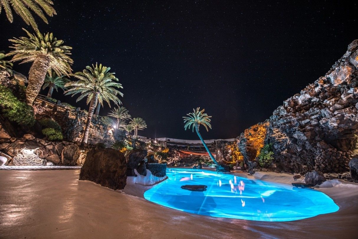 Imagen nocturna de Jameos del Agua, uno de los lugares emblemáticos de la isla