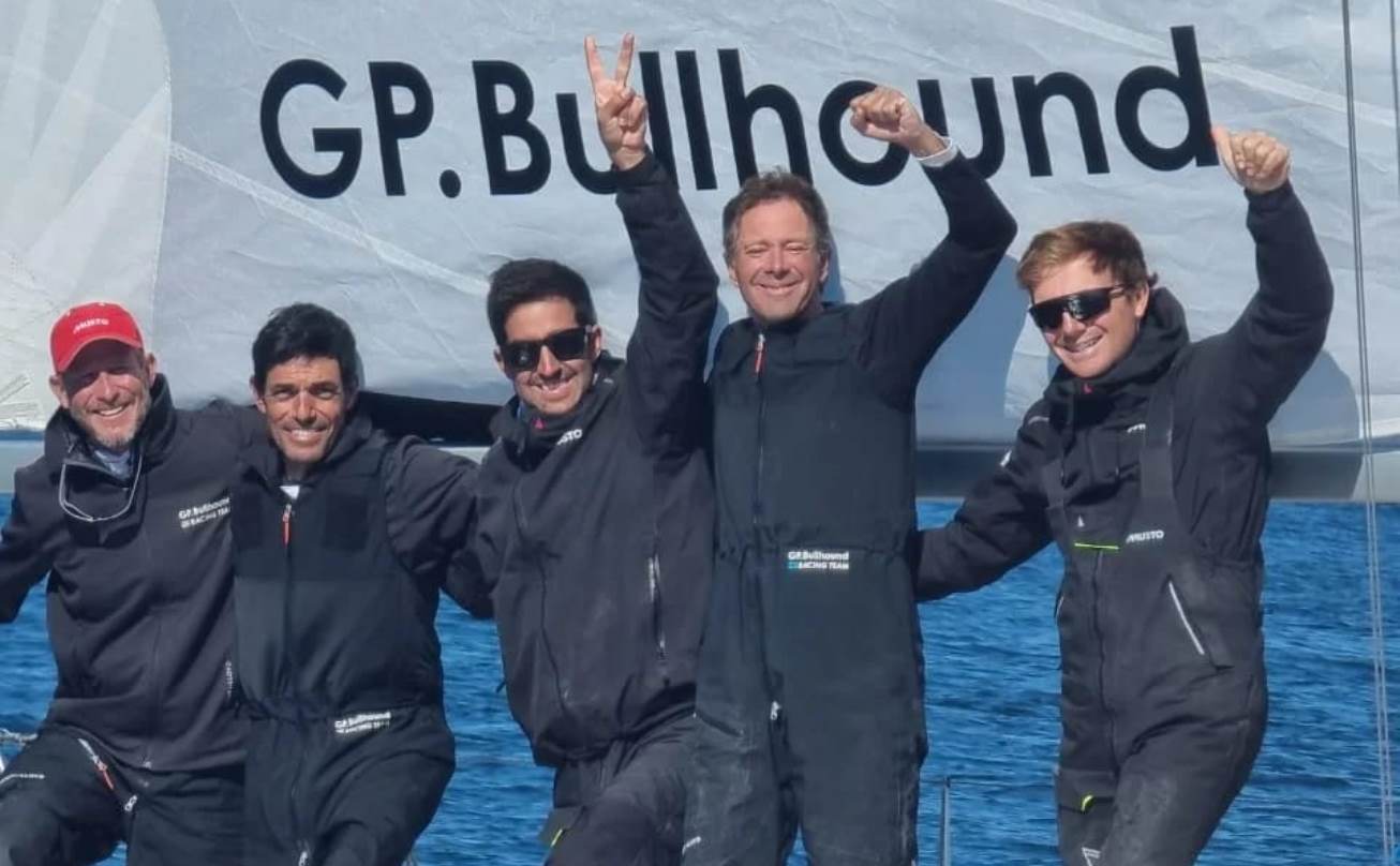 Alfredo González, junto a parte de la tripulación, a bordo de la GP Bullhound