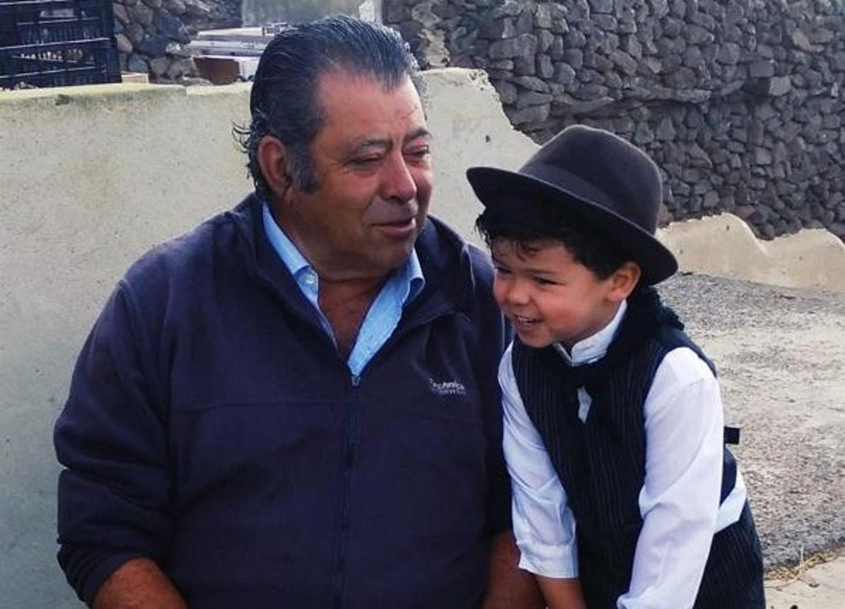Antonio González con su nieto
