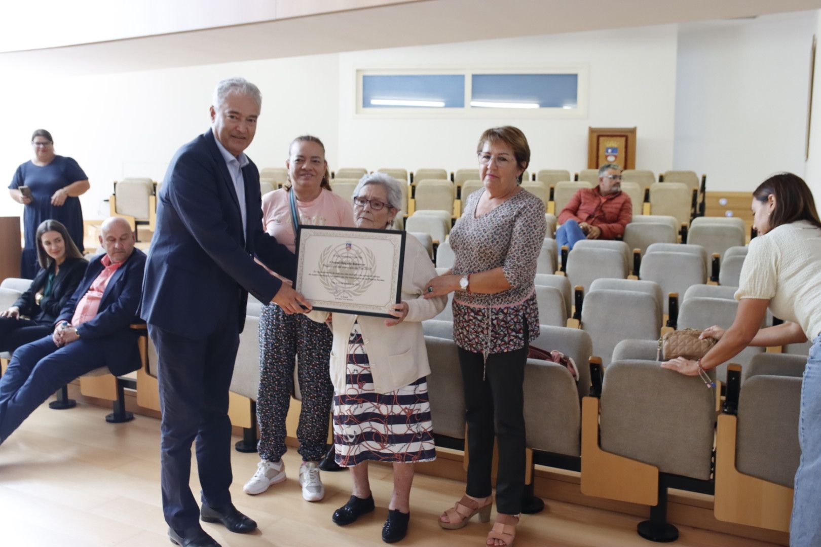 Siona Delgado, recibiendo el reconocimiento junto a miembros de su familia