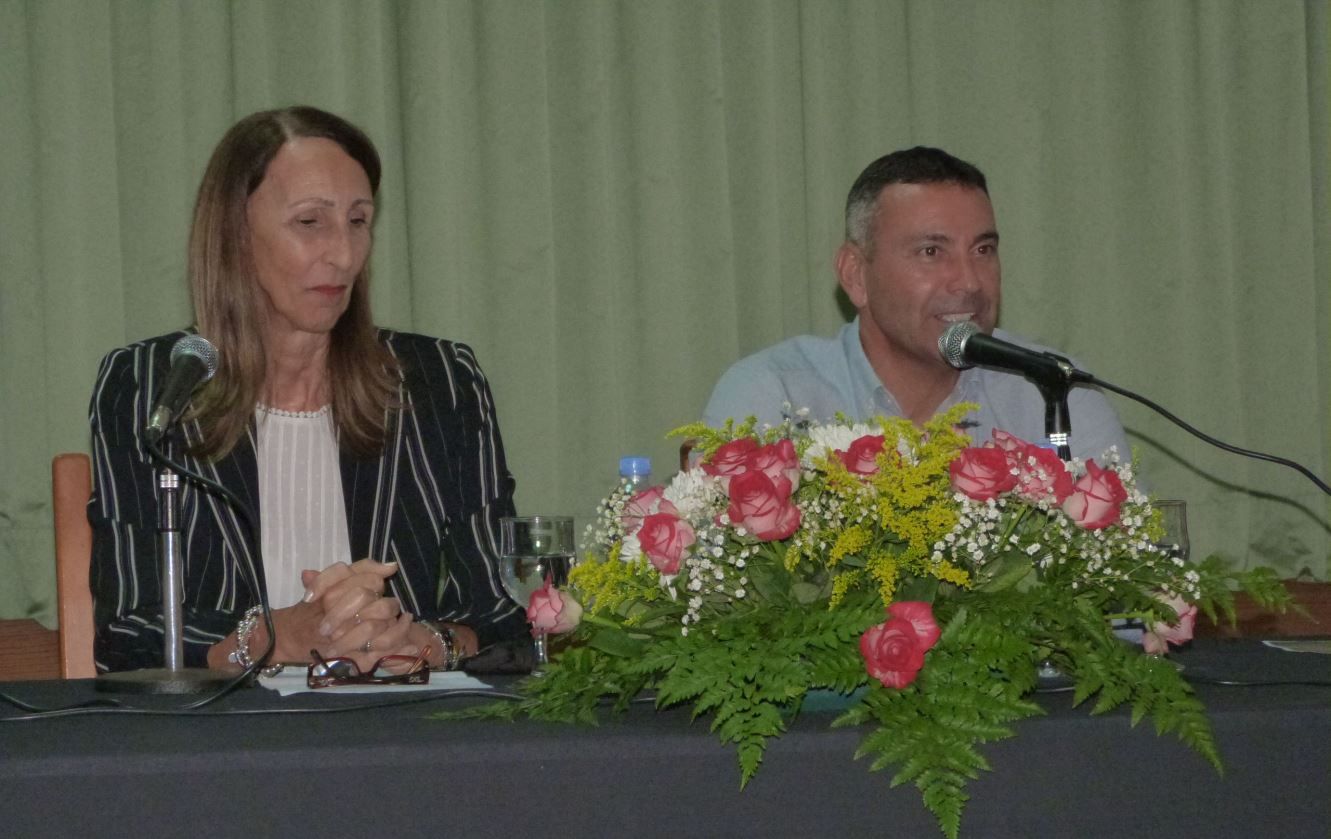 Carmen Arrocha junto al alcalde de Teguise