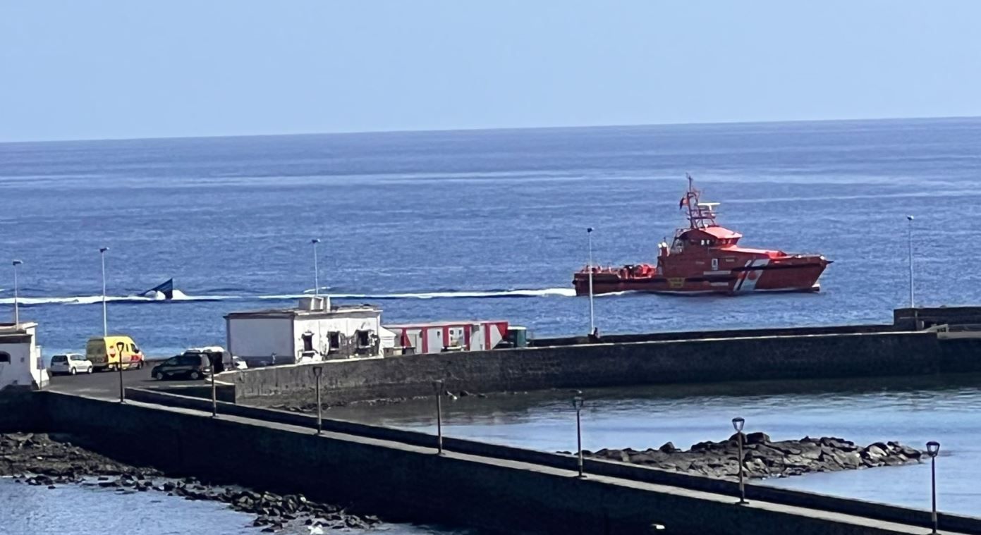 Llegada de patera al muelle Comercial