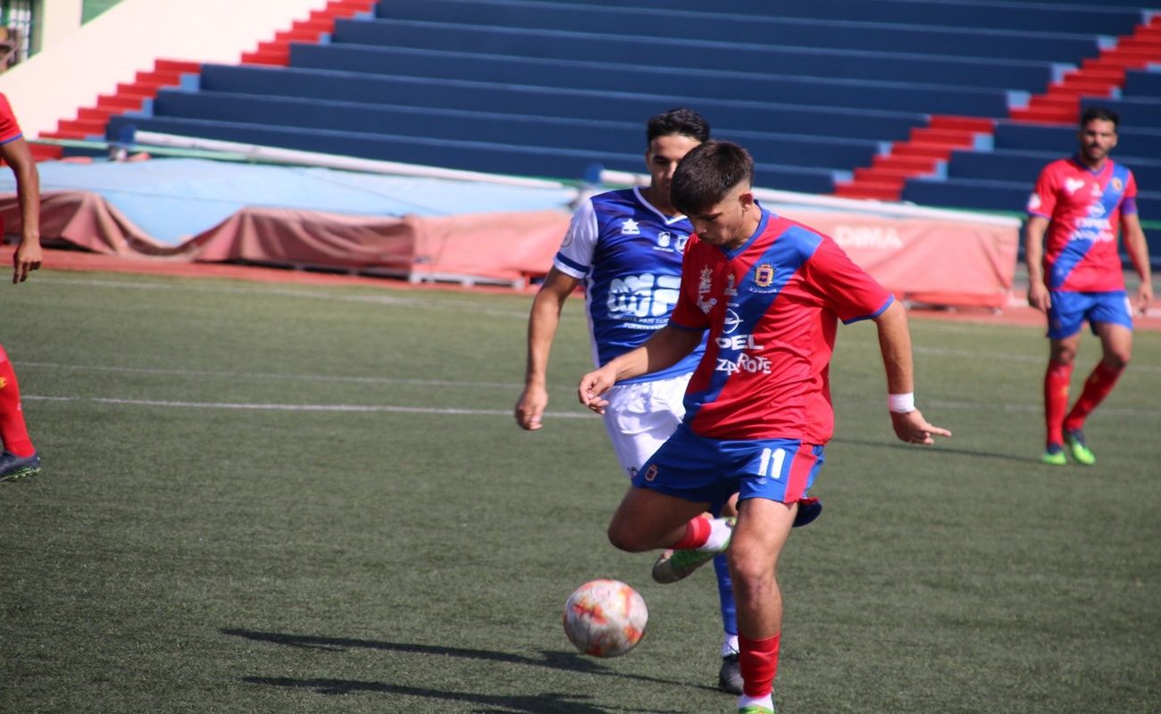 Lance del juego entre la UD Lanzarote -  Unión Puerto