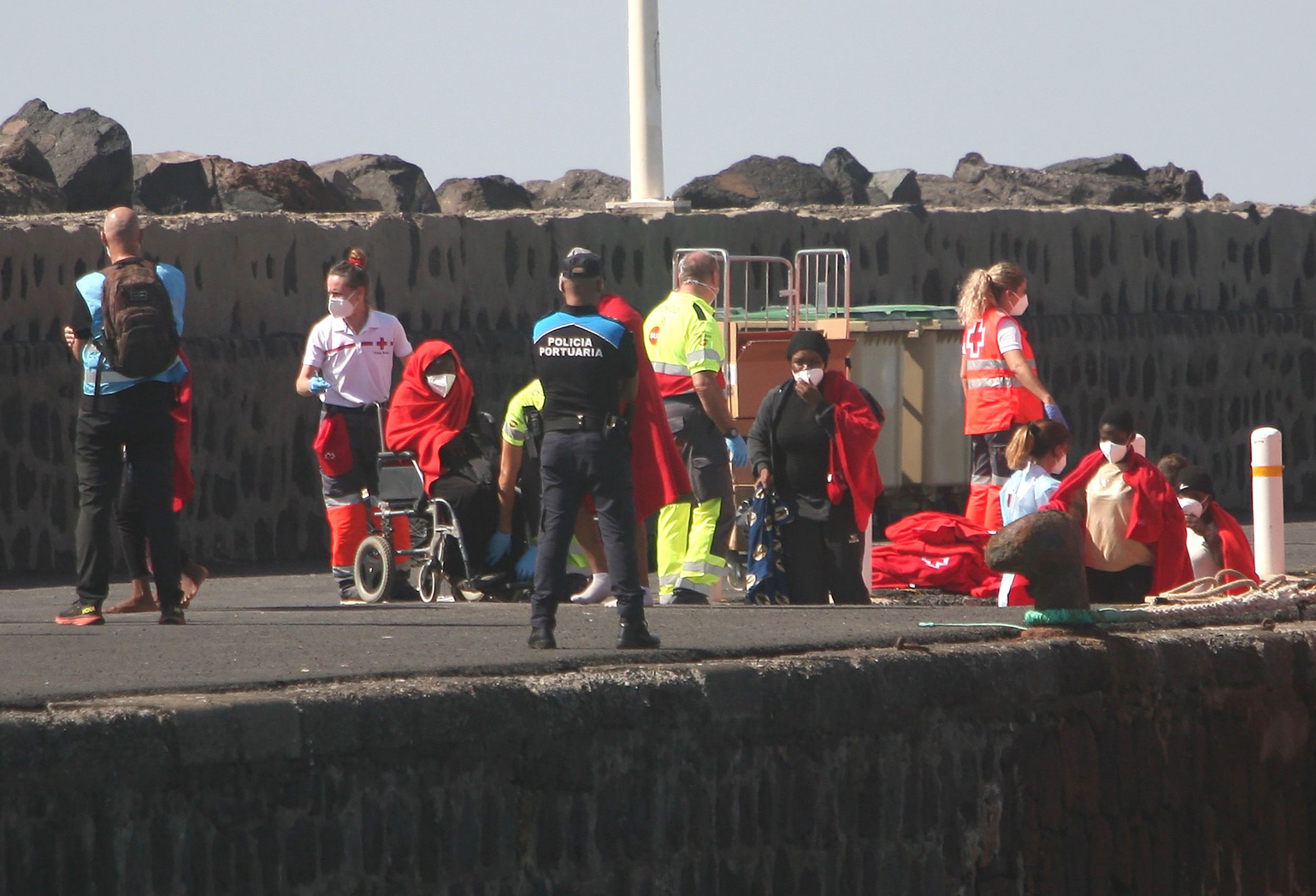 Llegada de los migrantes al muelle comercial de Arrecife Fotos: José Luis Carrasco