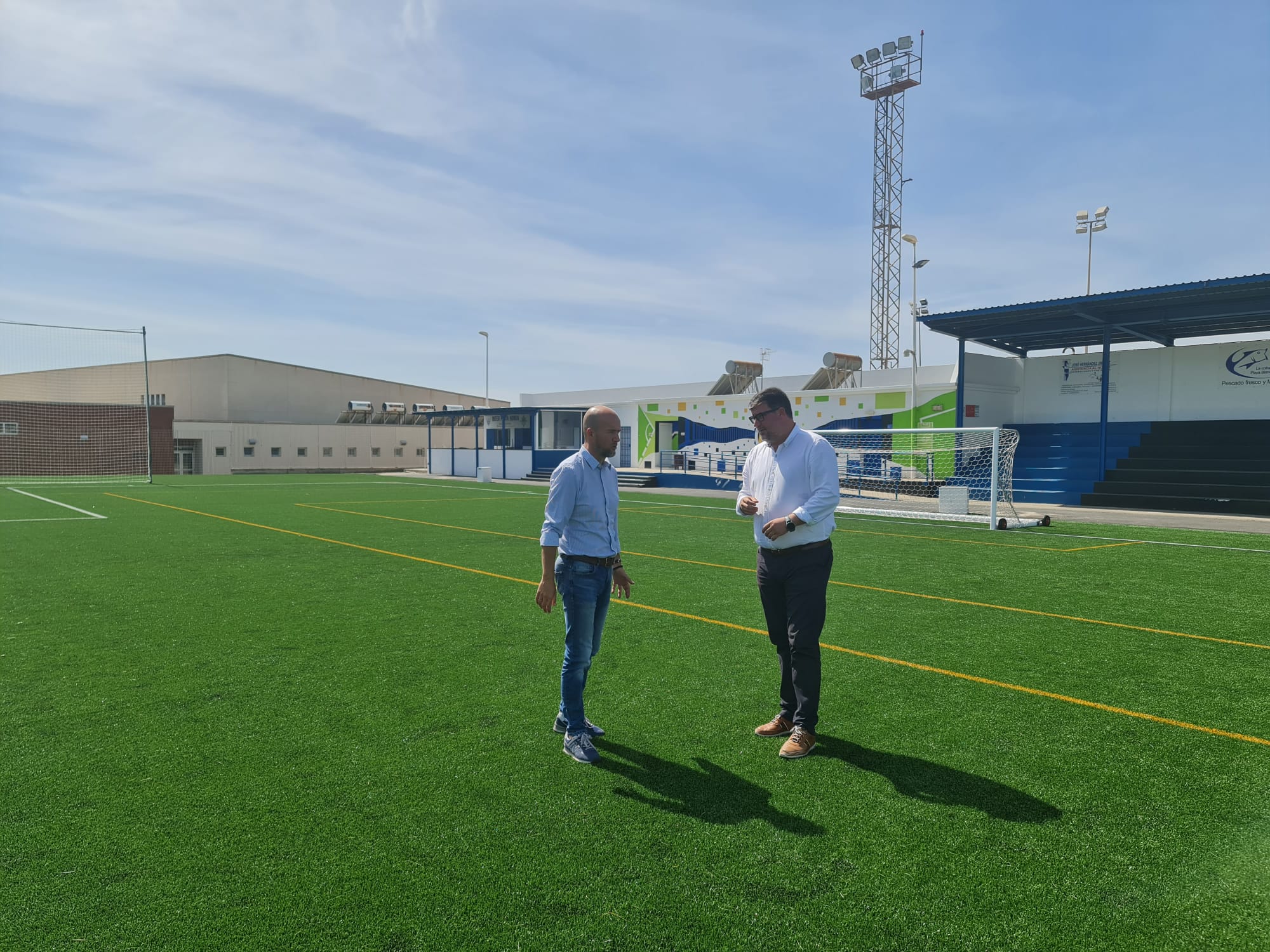 Isidro Pérez y Raúl de León en el campo de fútbol de Playa Honda