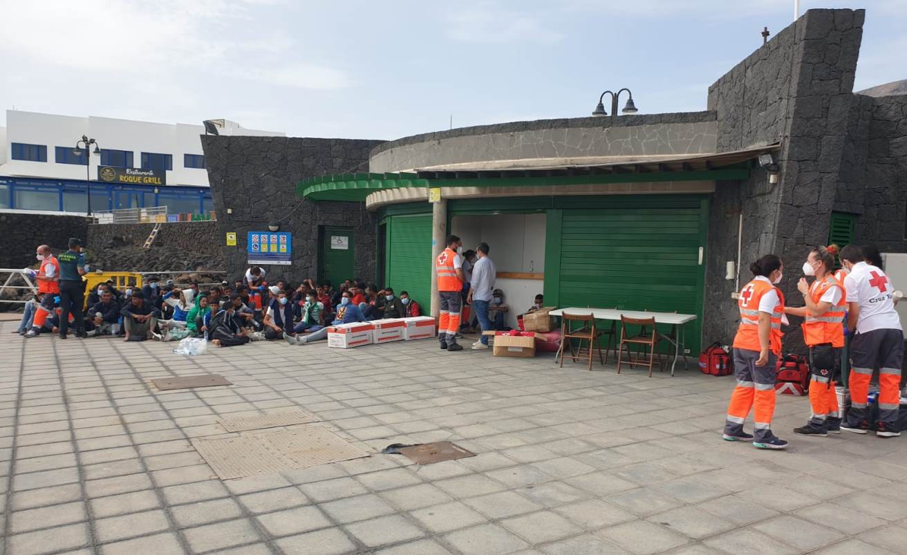 Atención sanitaria a los inmigrantes recién llegados a Órzola. Fotos: José Luis Carrasco