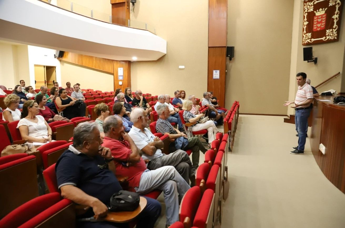 Reunión del área de cultura del Cabildo y los ayuntamientos, junto a los grupos folclóricos