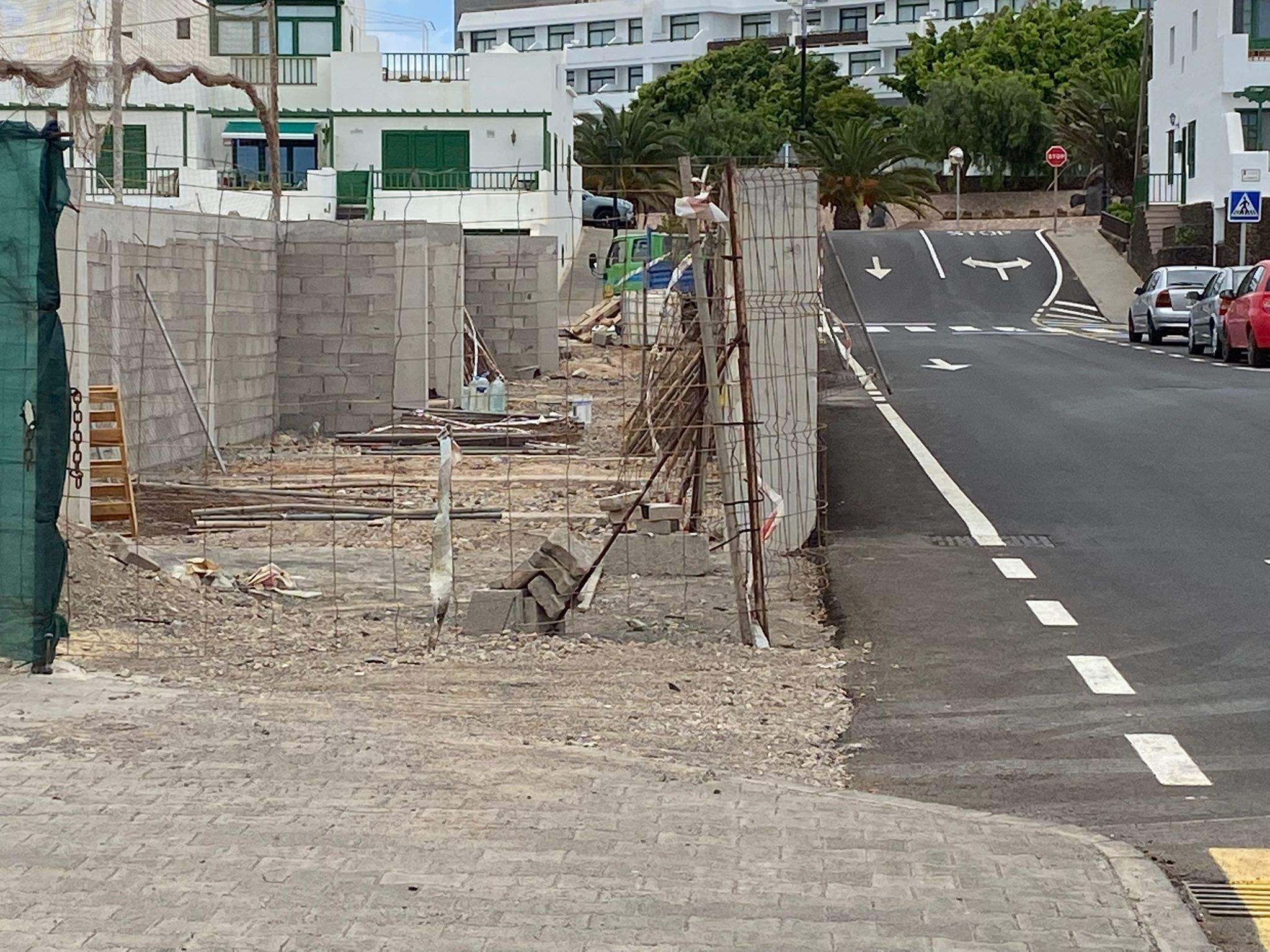 Calle en obras en la localidad de Playa Blanca, en Yaiza