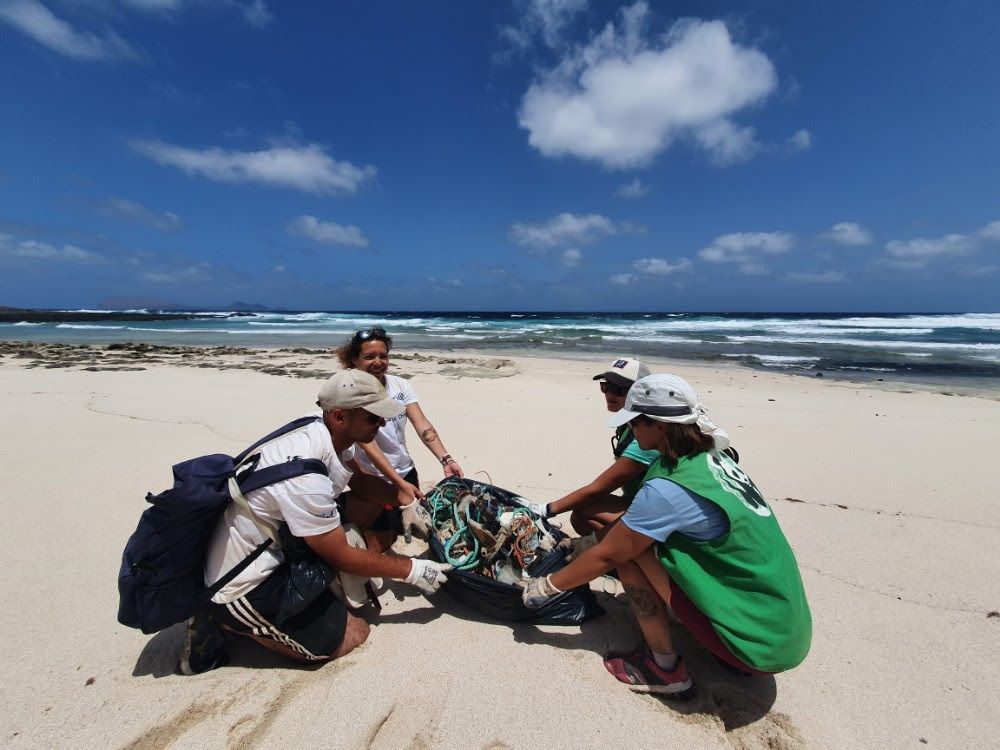 Voluntarios recogiendo basura en La Graciosa