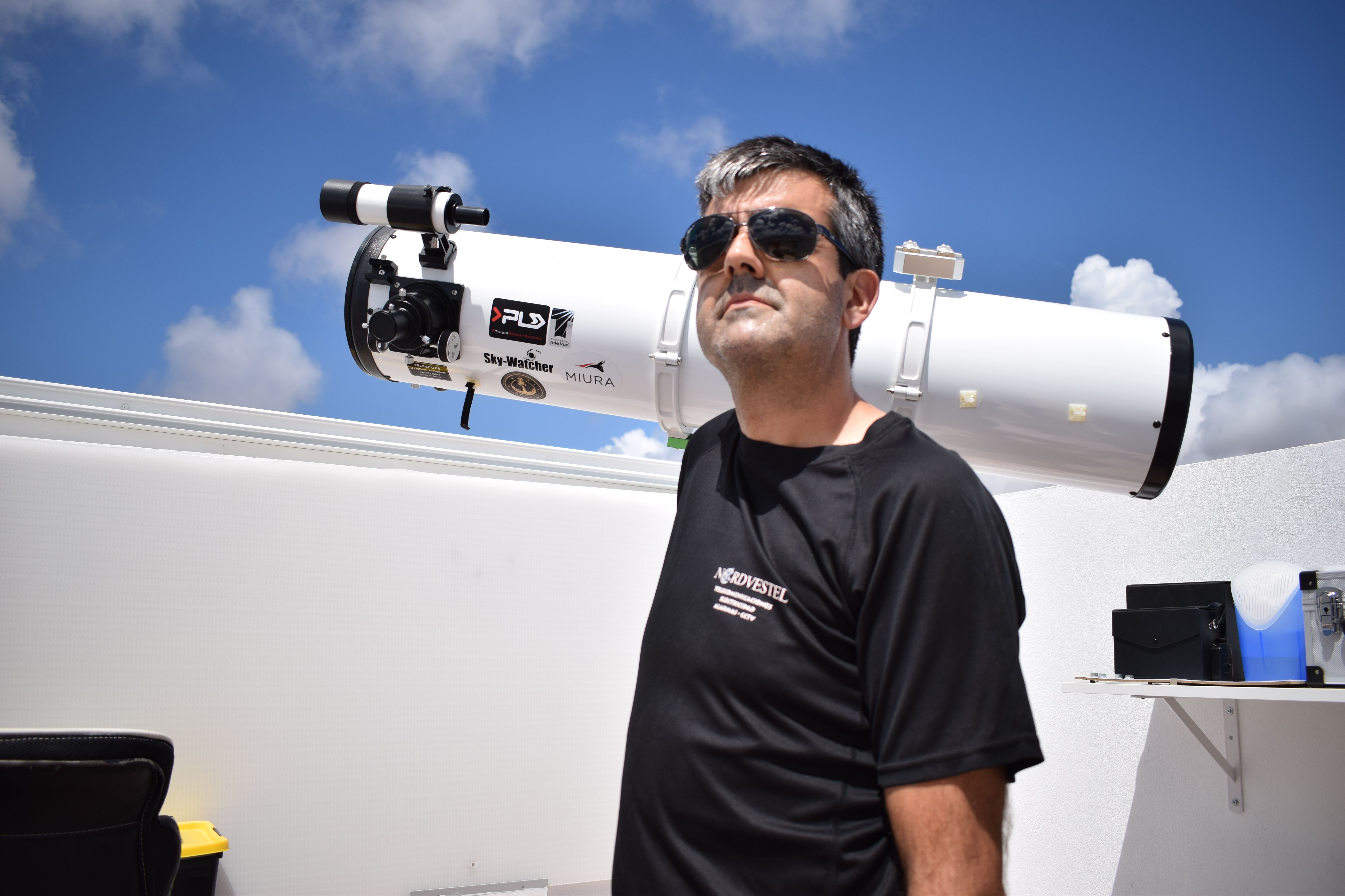 Ramón López junto a uno de los telescopios de su estación. Fuente: R. López