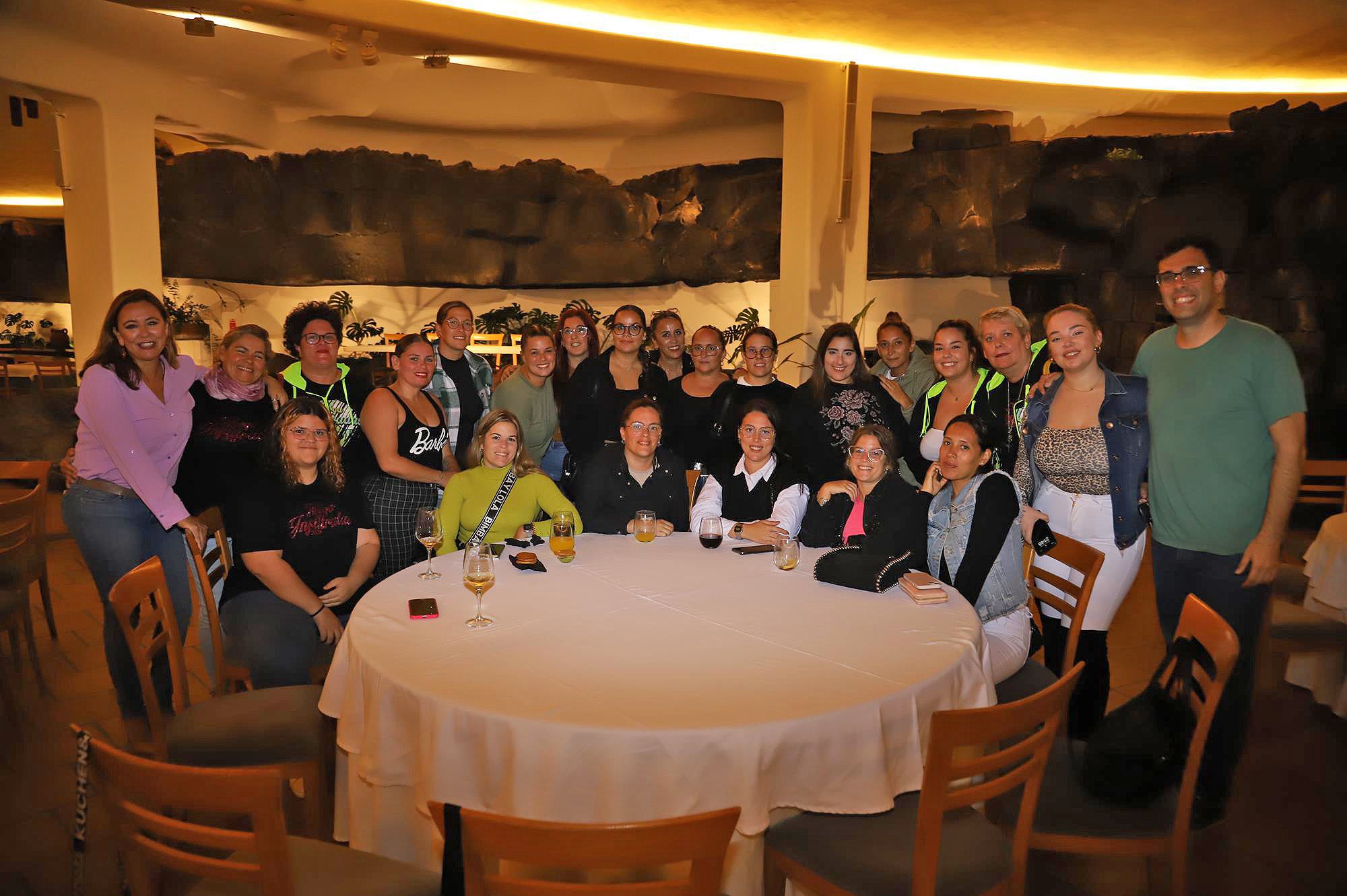 La presidenta del Cabildo de Lanzarote, María Dolores Corujo, en la reunión con las murgas