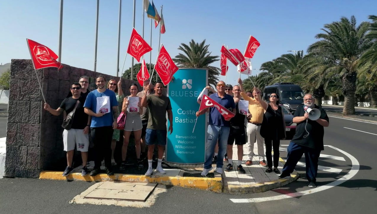 Afiliados al sindicato UGT frente al Hotel Bluesea