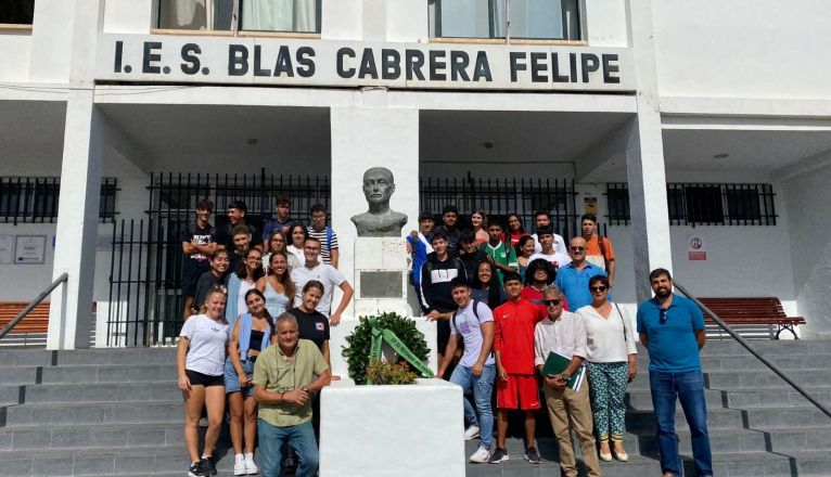 Alumnos del instituto junto al busto de Blas Cabrera Felipe