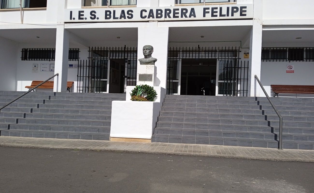 Escultura de Blas Cabrera Felipe en el instituto situado en Arrecife que lleva su nombre