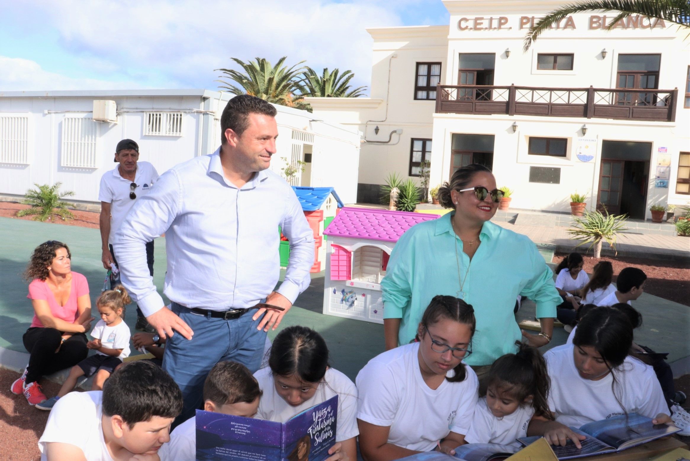 El alcalde Óscar Noda en el CEIP Playa Blanca