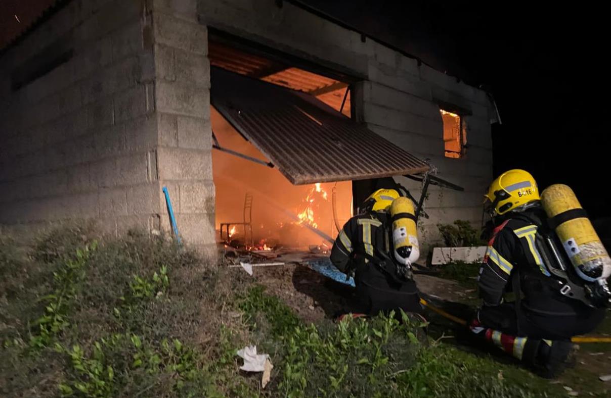 Arde un cuarto de aperos