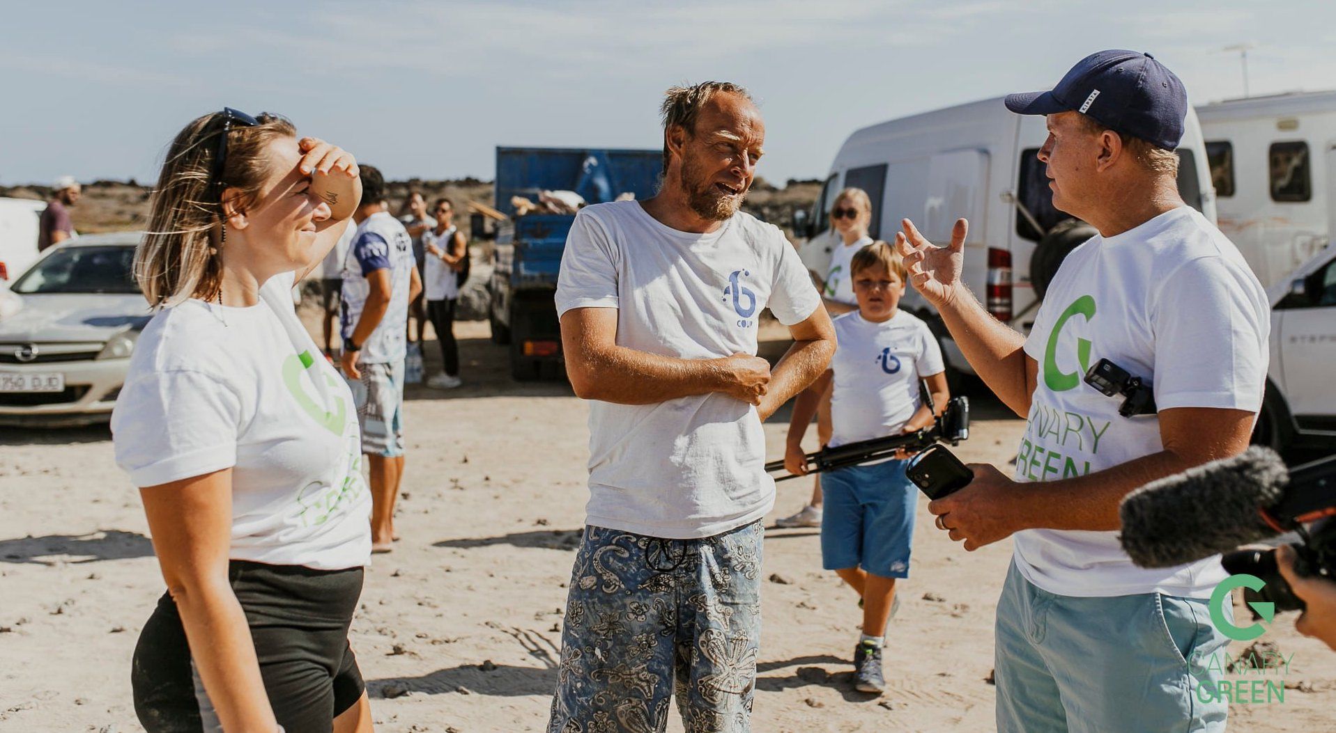 El cofundador de Lanzarote Limpia, Tobias Hebb (c), durante una de las limpiezas. Fuente: Canary Green/Monika Marija