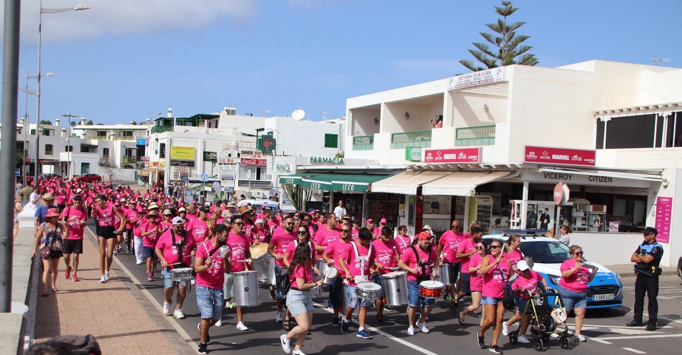 Playa Blanca se tiñe de rosa con la VI Caminata contra el cáncer de AFOL