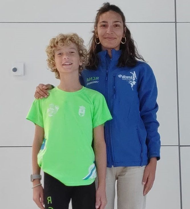 Miguel Martínez junto a una de sus entrenadoras durante la concentración Miguel Martínez junto a una de sus entrenadoras durante la concentración
