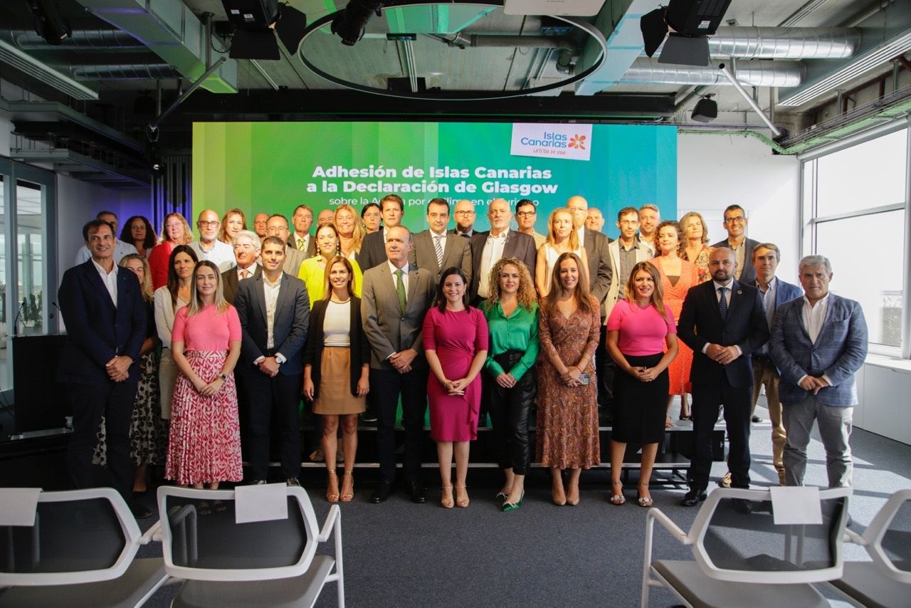 Foto de grupo en el acto de adhesión a la declaración de Glasgow contra el cambio climático. Imágenes: José Luis Carrasco