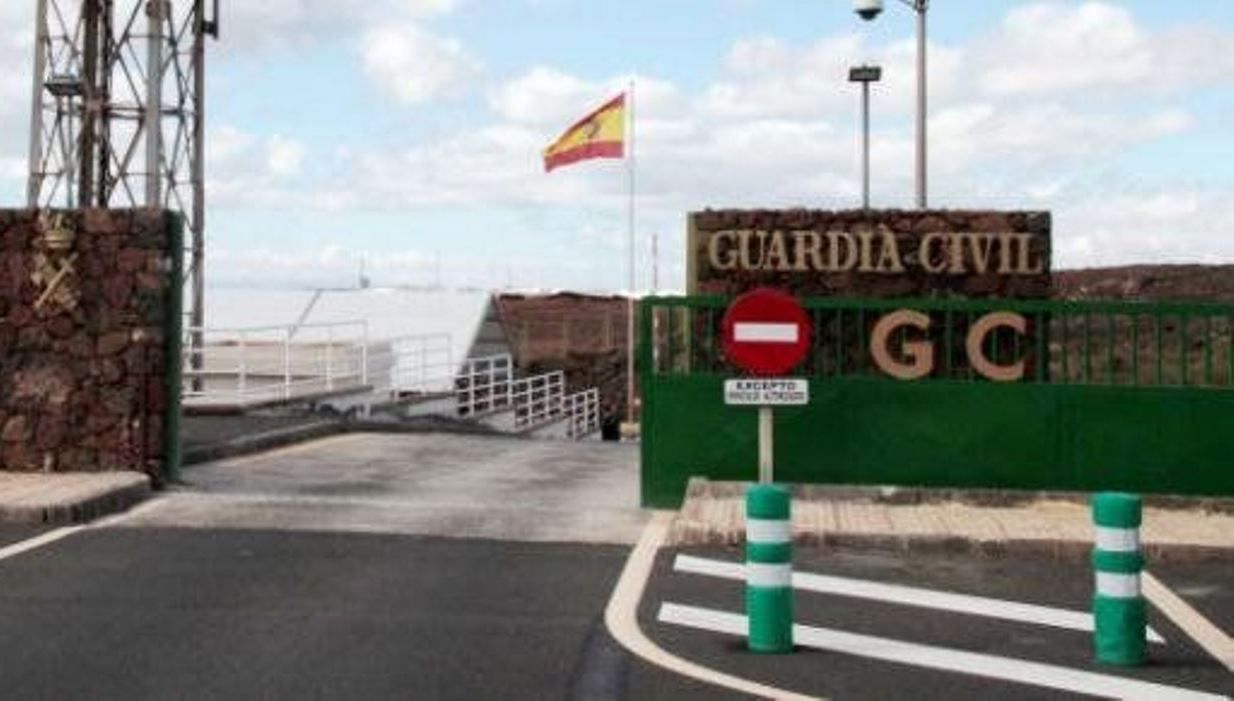 Acceso al cuartel de la Guardia Civil en Costa Teguise