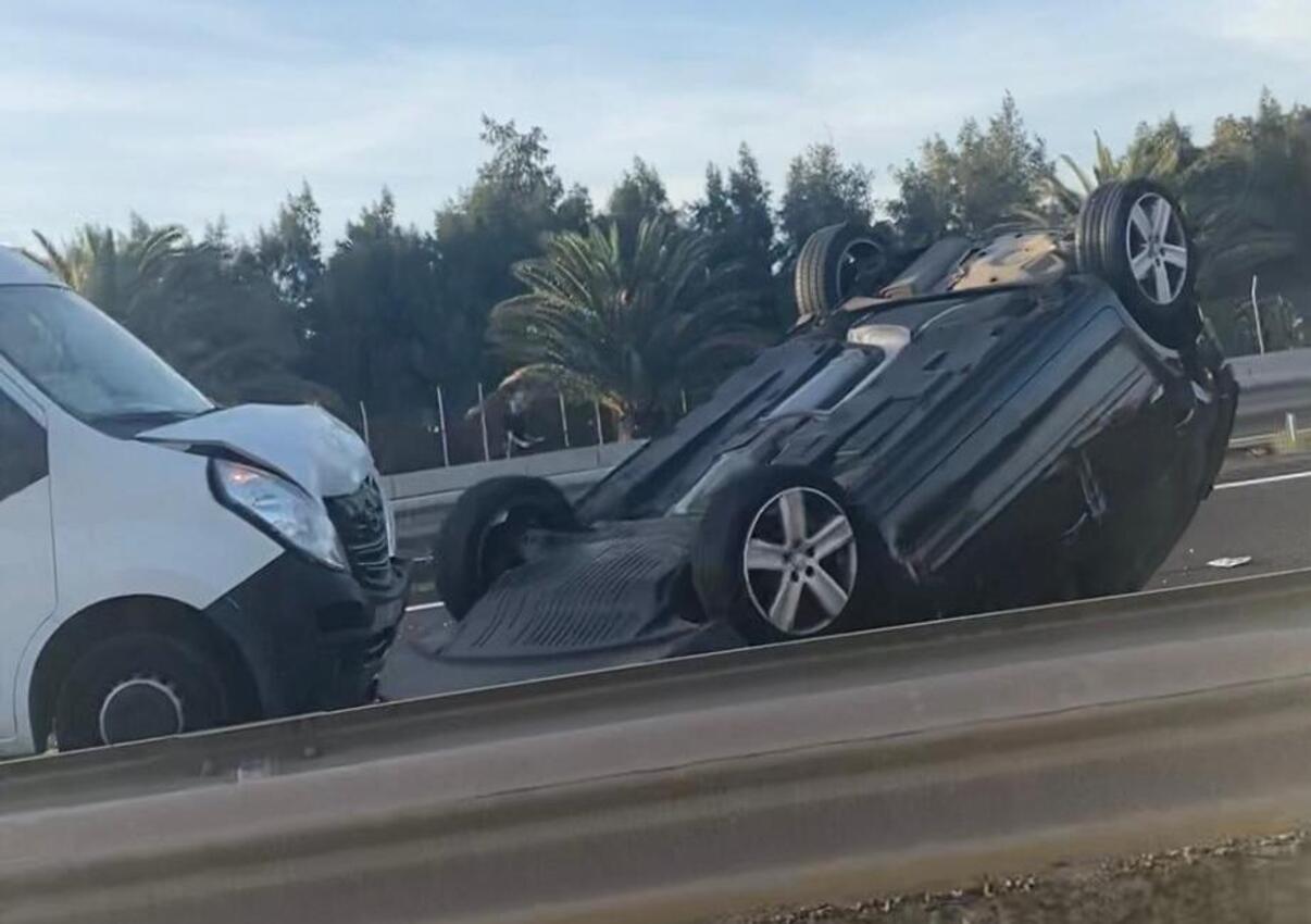 Coche volcado en la autovía FOTOS: LA VOZ 