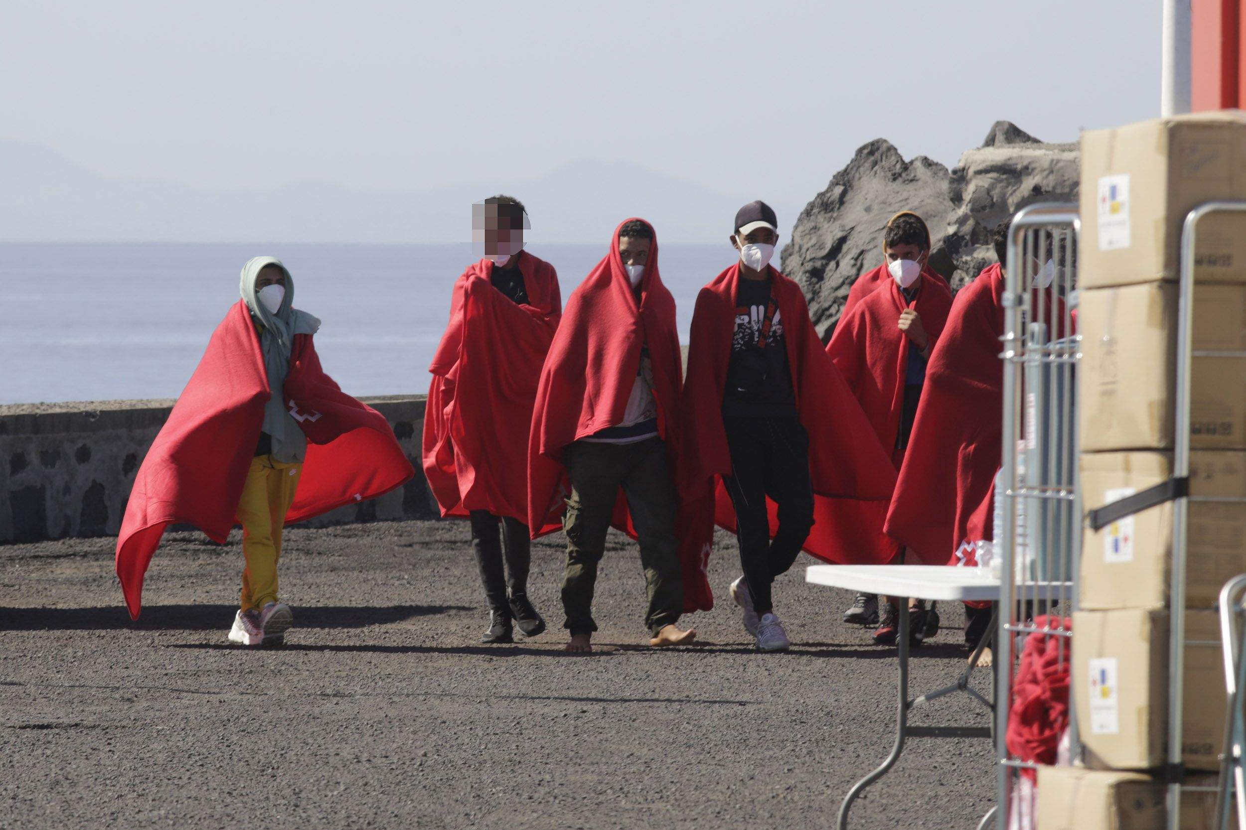  Inmigrantes recién llegados recibiendo atención sanitaria. Fotos: José Luis Carrasco