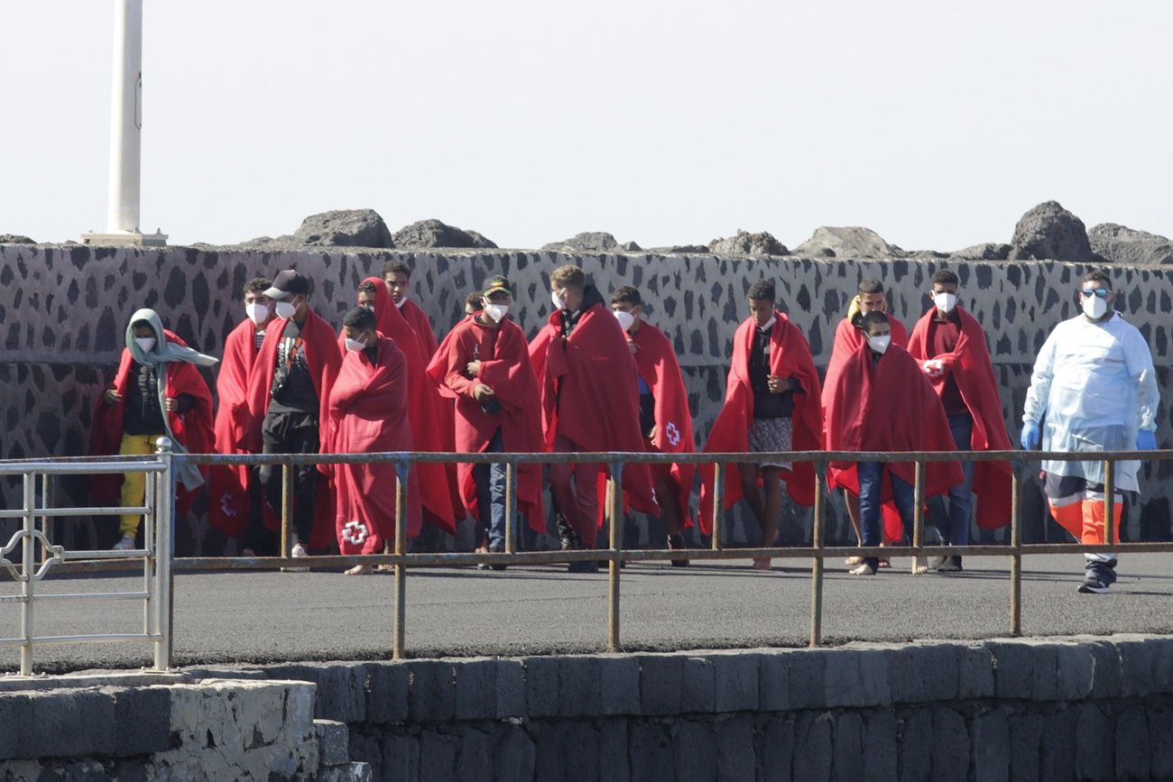 Inmigrantes recibiendo atención sanitaria a su llegada a La Graciosa. Fotos: José Luis Carrasco