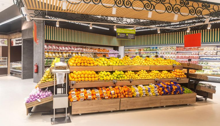 Cuenta con una amplia sección de frutería Cuenta con una amplia sección de frutería