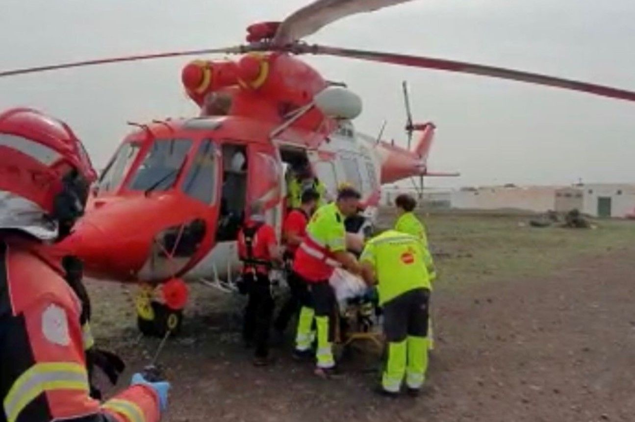 Personal del SUC asiste al afectado tras ser rescatado por el helicóptero del GES.