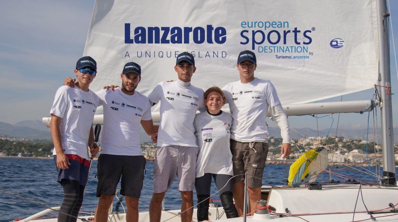Foto: La tripulación del “Lanzarote - European Sports Destination” del RCNA, formada por Alberto Morales, Pedro de León, Oscar Pattenden, Andrea Stinga y Eduardo Brito. (de izquierda a derecha)