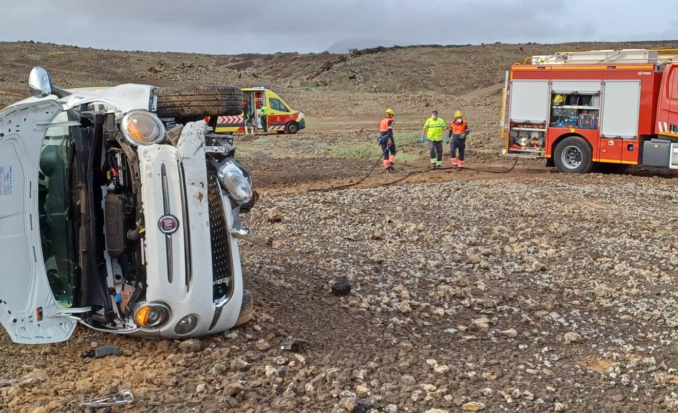 Dos jóvenes y una niña resultan heridas en el vuelco de un coche en La Santa 