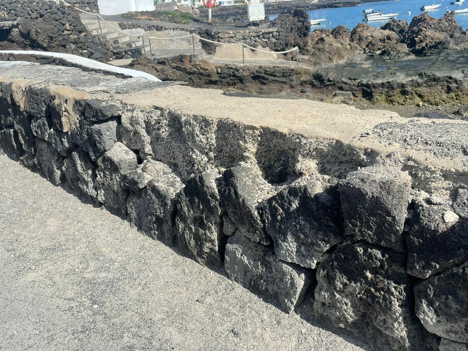 Muro de piedra de la Calle Las Salinas, en Punta Mujeres