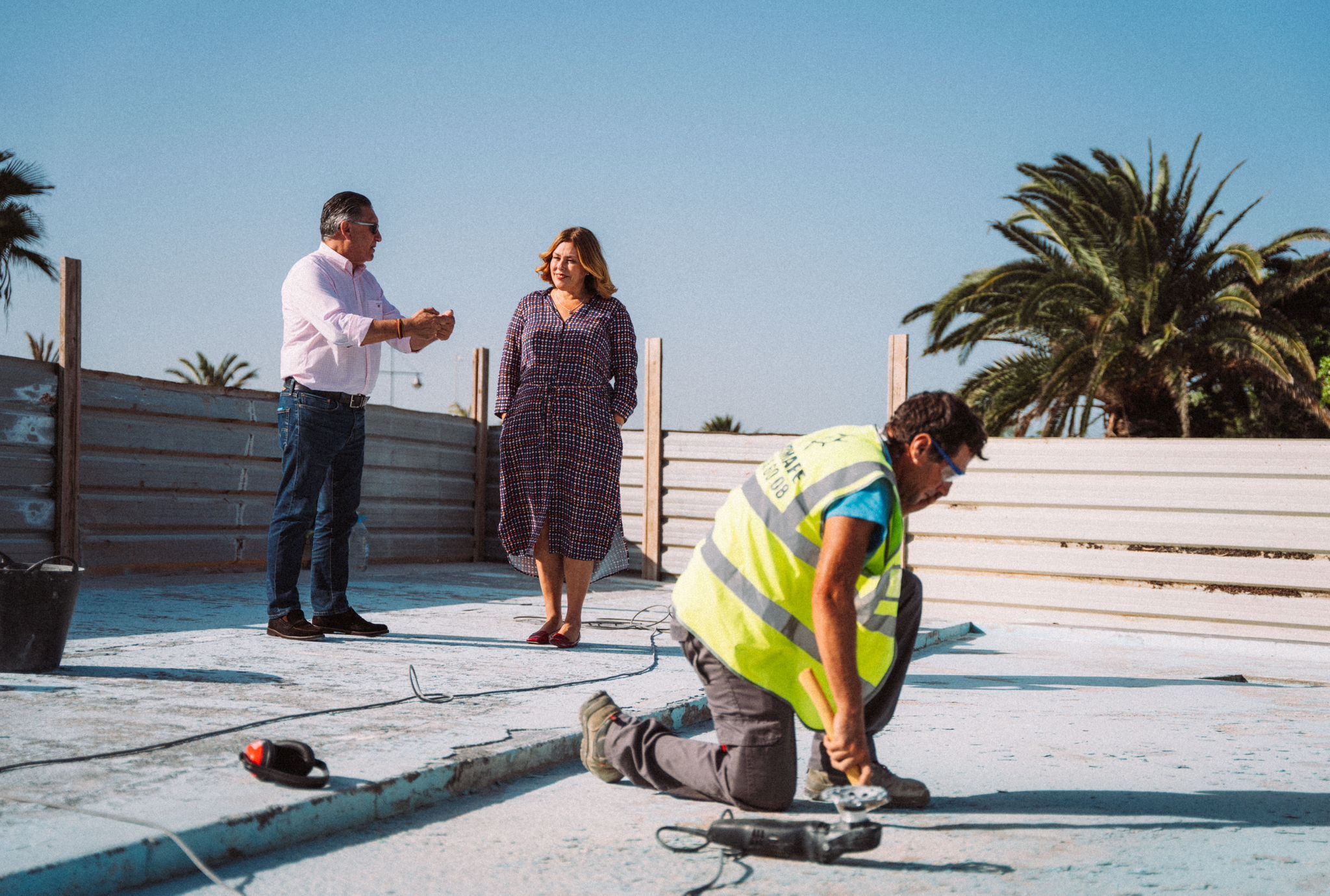 Astrid Pérez y Roberto Herbón en las obras de la fuente del Parque Temático, en Arrecife