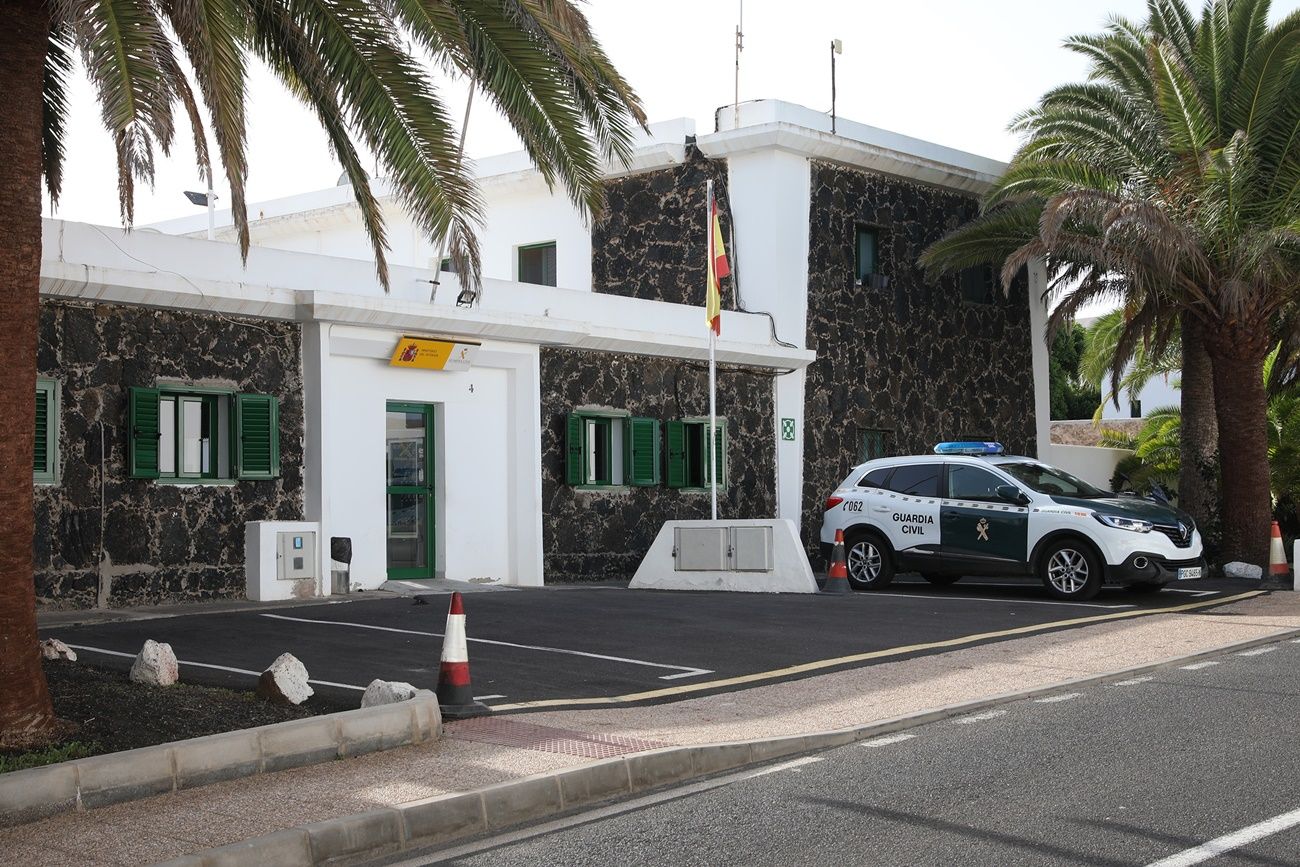 Entrada principal al cuartel de la Guardia Civil de Yaiza