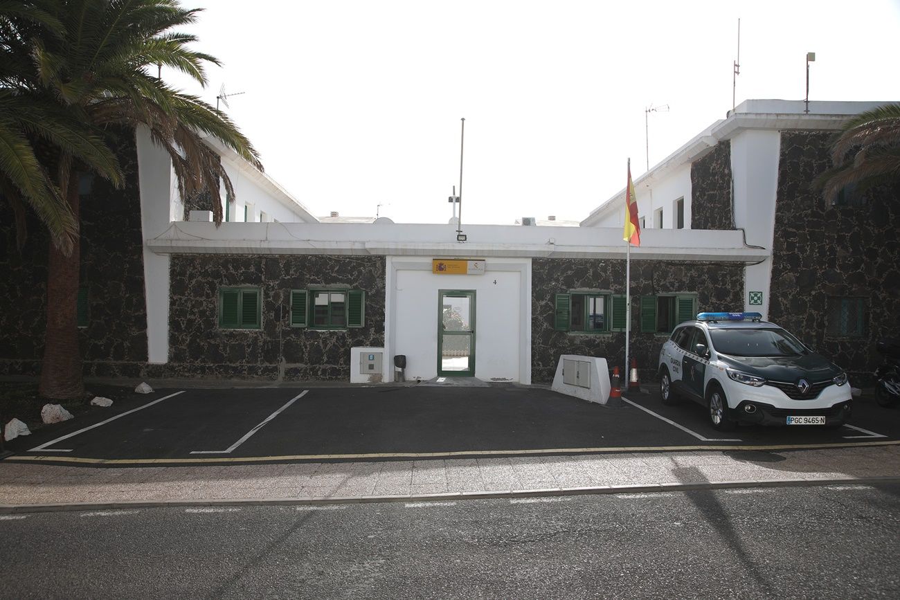 Puerta principal de la Guardia Civil de Yaiza