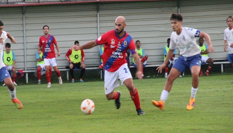 Ayoze Pérez dominando el balón ante la presión local