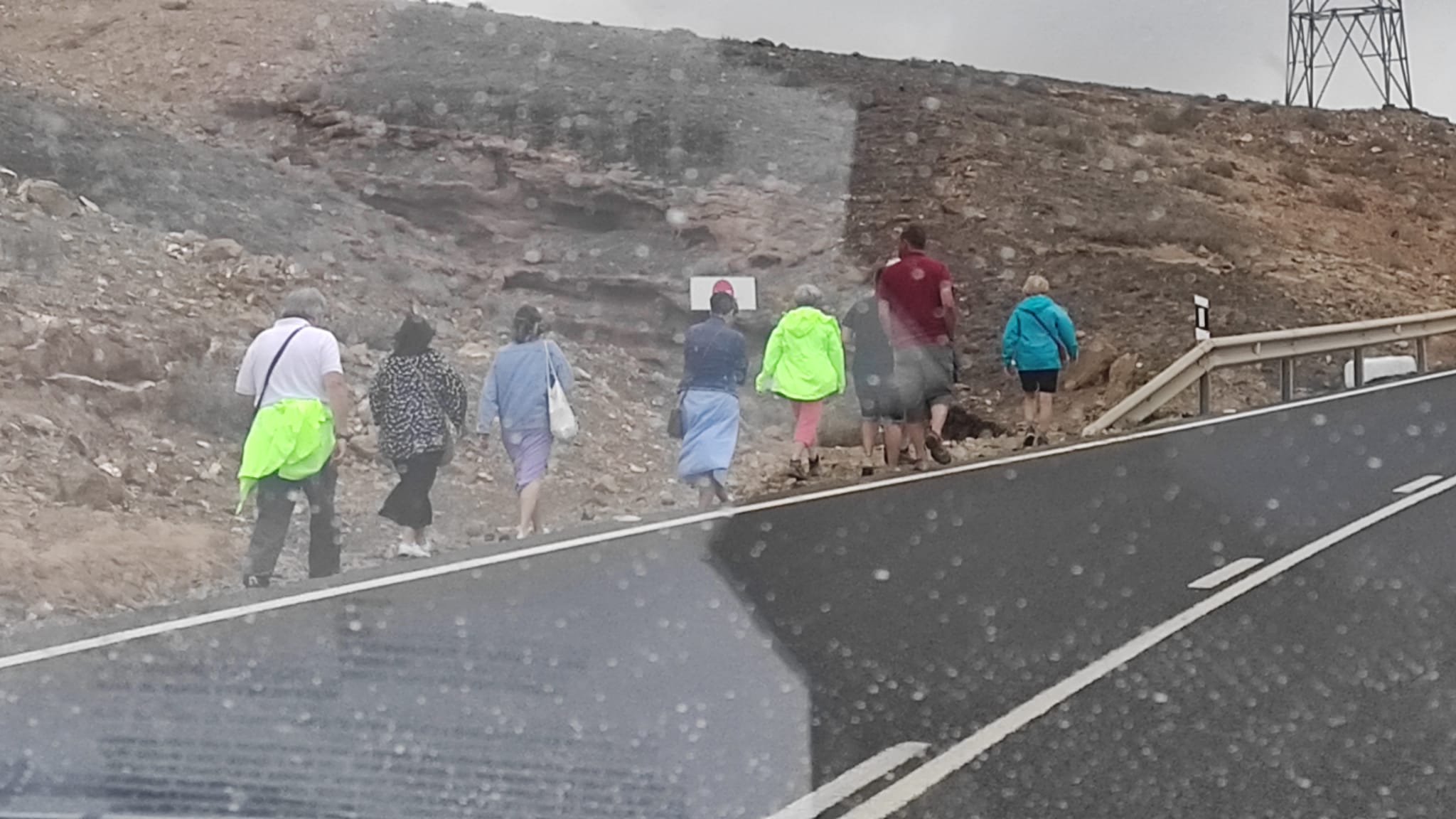 Visitantes caminando por la carretera para acceder a "Las Grietas"