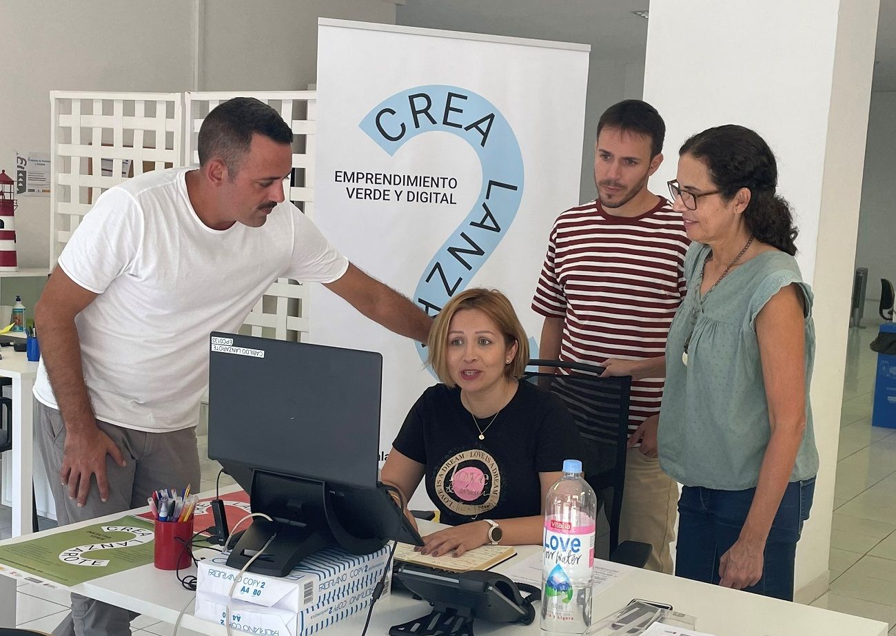 Tao Barreiro, de pie a la izquierda, prepara con el equipo de 'Crea Lanzarote' el plan de apoyo a una microempresa. Foto: Jesús Betancort