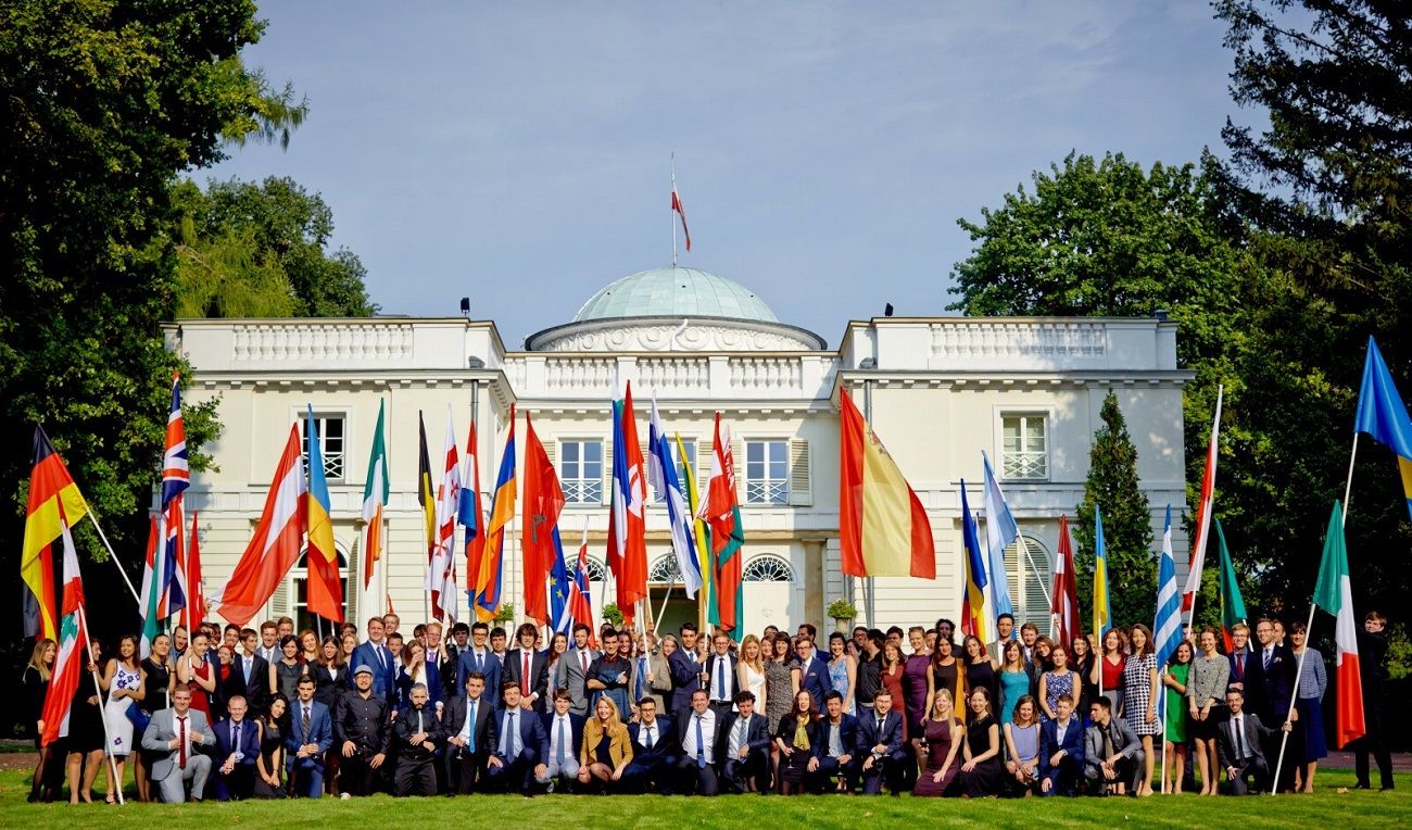 Foto de grupo en el campus de Natolin. Colegio de Europa.