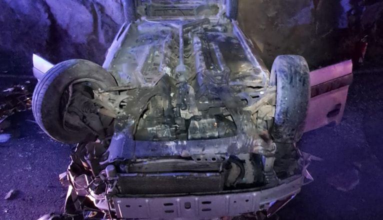 Coche volcado en Haría 1