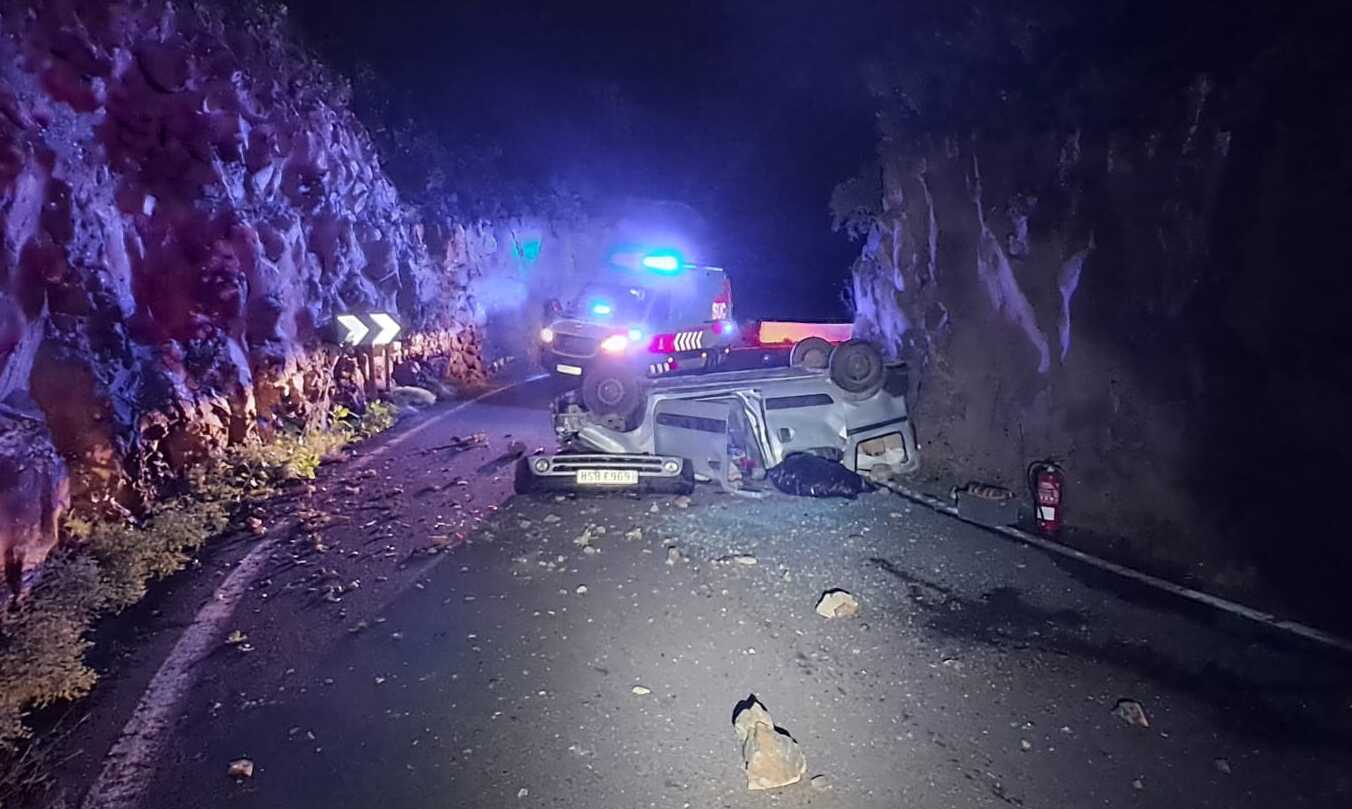 Coche volcado en Haría 