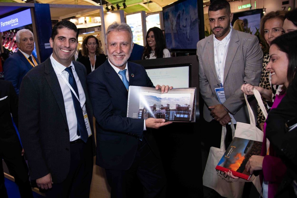 Ángel Víctor Torres junto a Benjamín Perdomo en el stand de Lanzarote en la World Travel Market, 2022