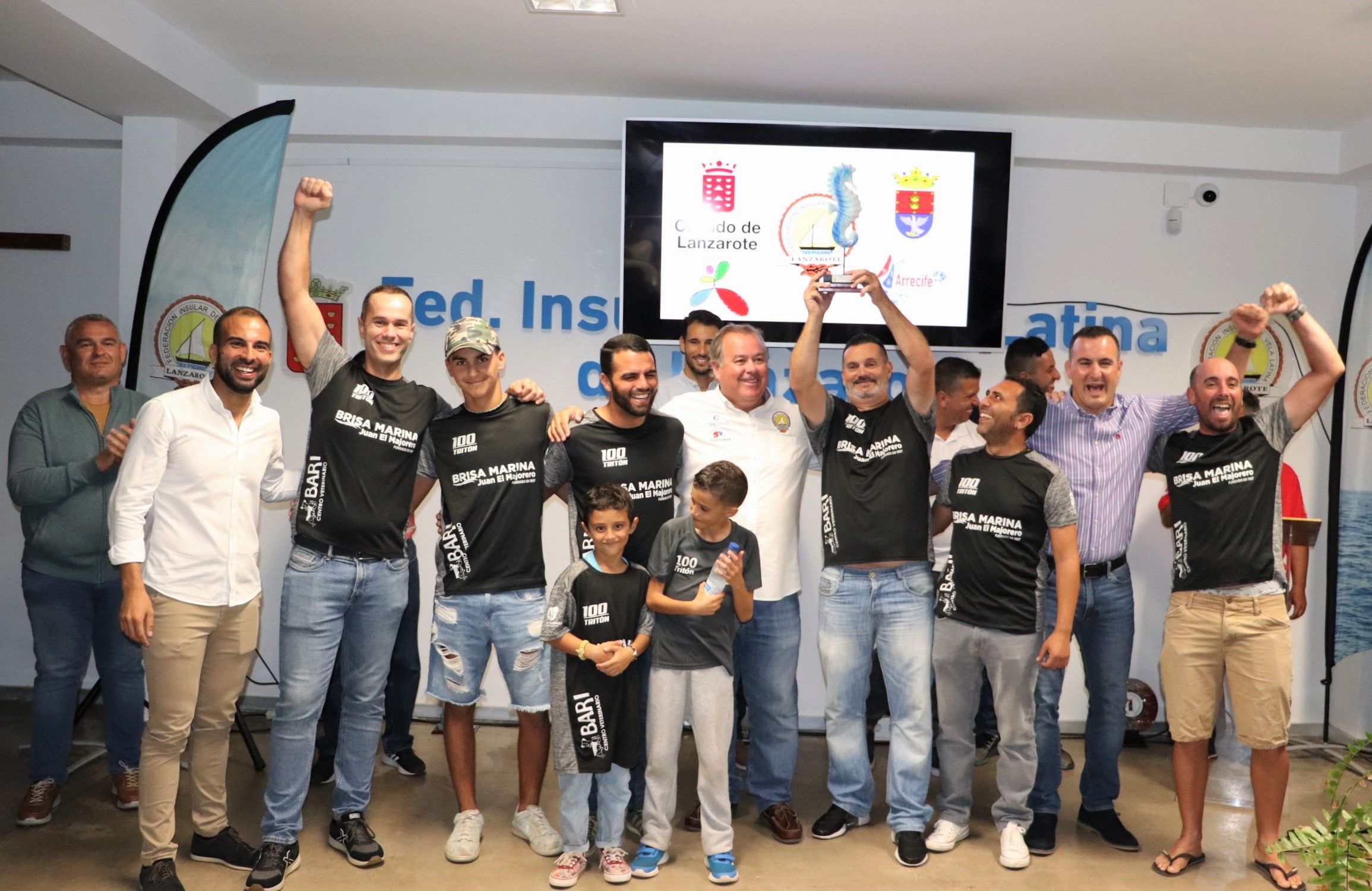 El Tritón alzando el trofeo 2022 El Tritón alzando el trofeo 2022