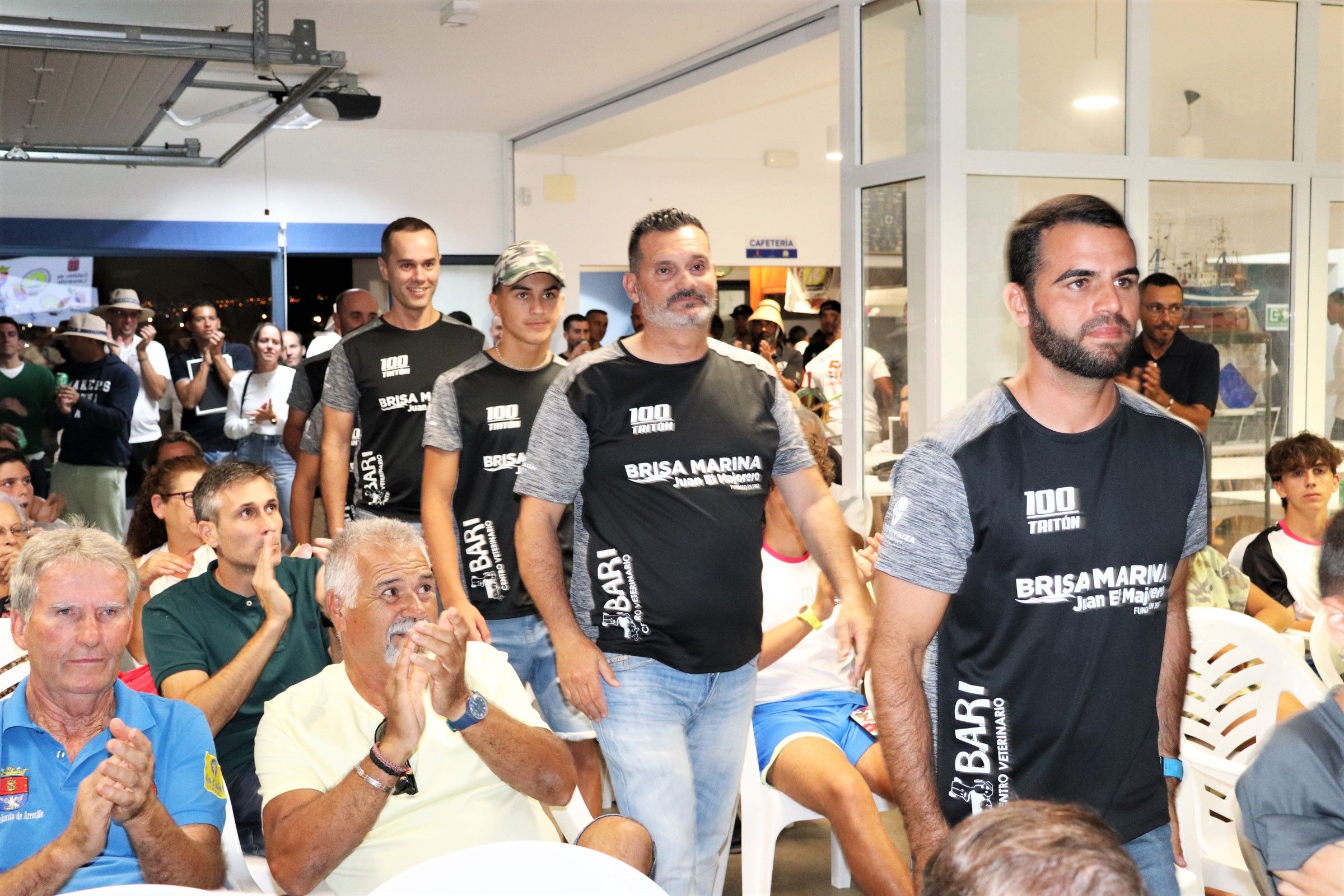 Tripulación aplaudida por el público Tripulación aplaudida por el público