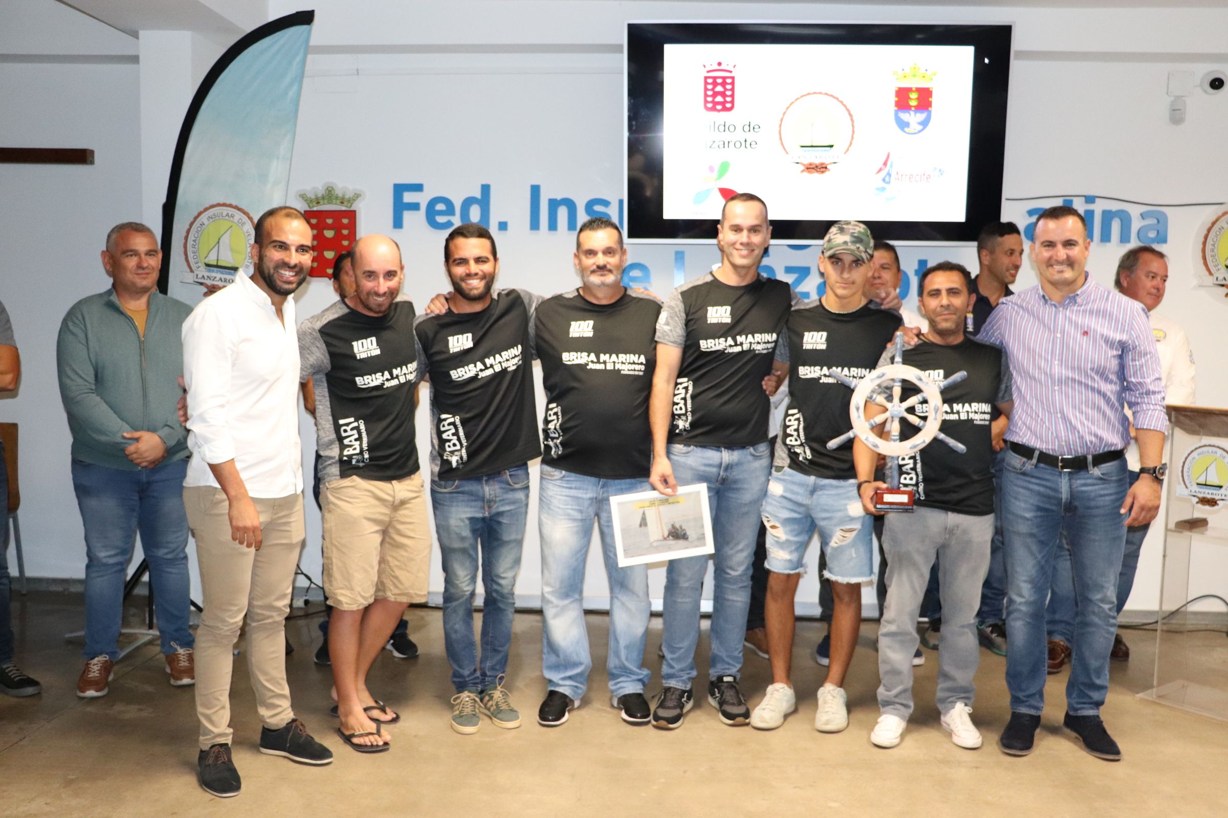Tritón con el trofeo 2021 Tritón con el trofeo 2021