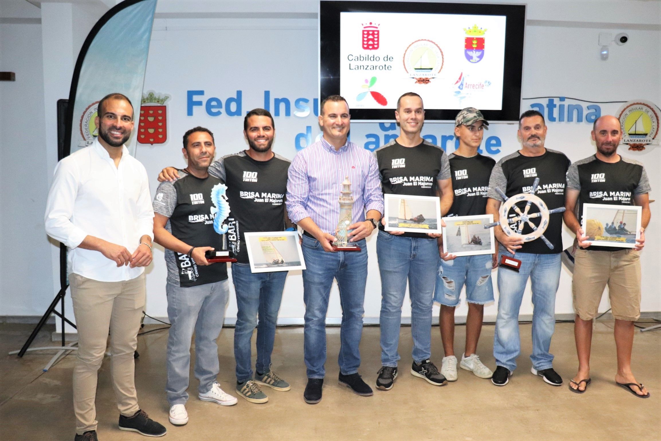 Tritón con representantes del Ayuntamiento Tritón con representantes del Ayuntamiento