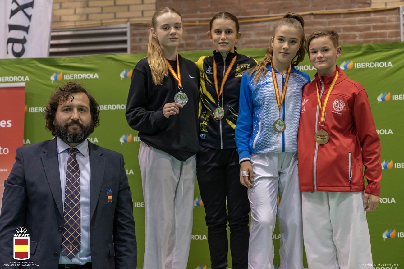 Amelie Yaiza, con su medalla, junto a las demás deportistas premiadas